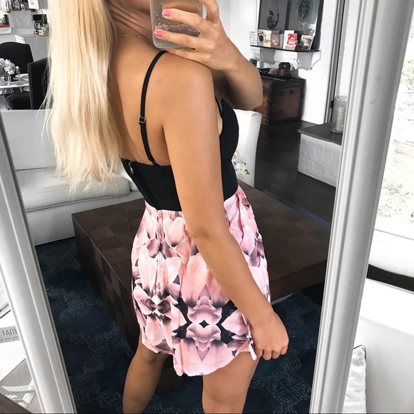 🆕 BLACK TAUPE PINK FLORAL CUT OUT ROMPER! - Picture 3 of 9